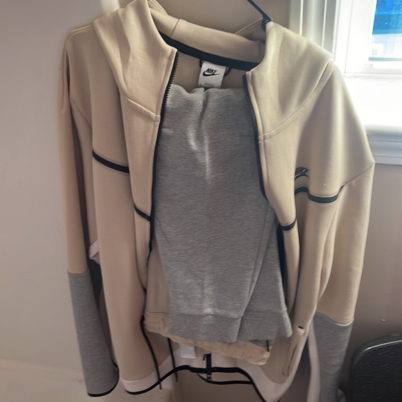 It’s a Nike tech suit…size XL… color:light brown&grey… - Picture 2 of 4